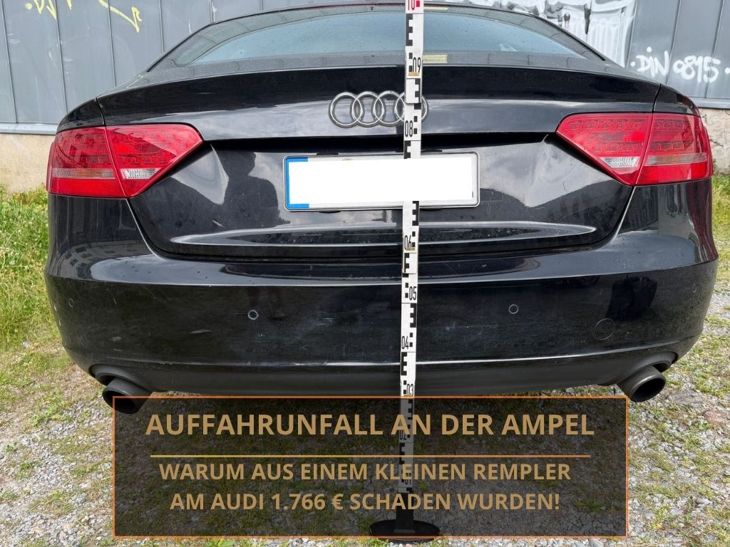 Beschädigter Audi nach Auffahrunfall an der Ampel